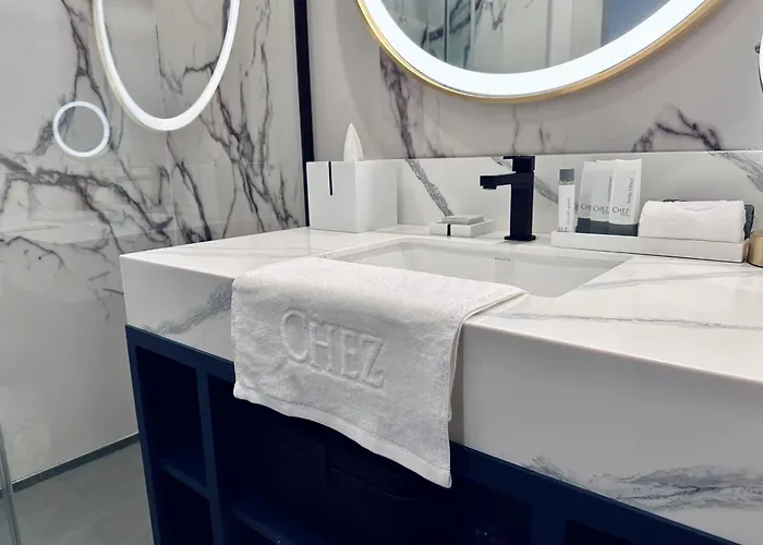 Chez Hotel Arlington Heights