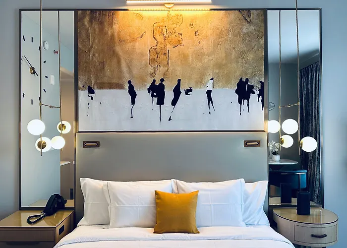 Hotel Chez Arlington Heights