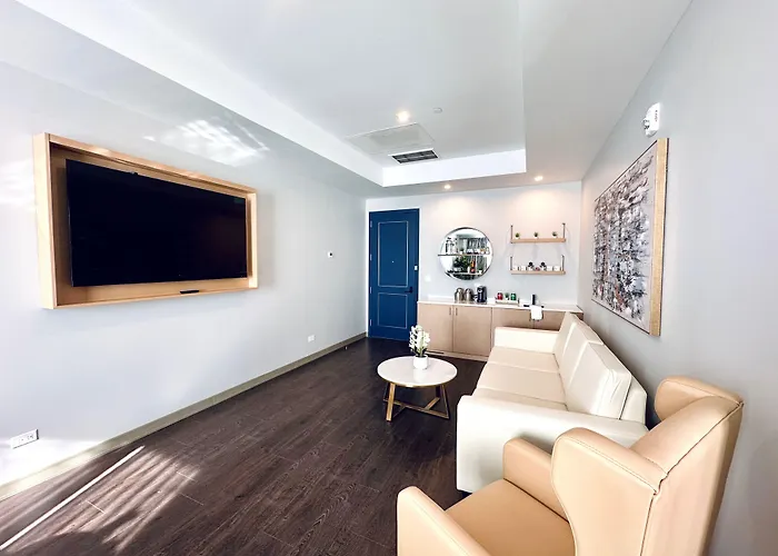 Hotel Chez Arlington Heights